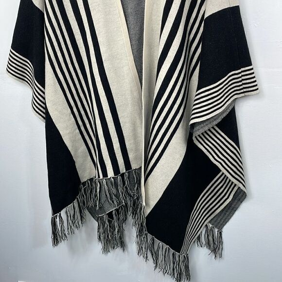 H&M Graded Poncho Sweater Shawl with Fringe size S/M - Picture 4 of 10